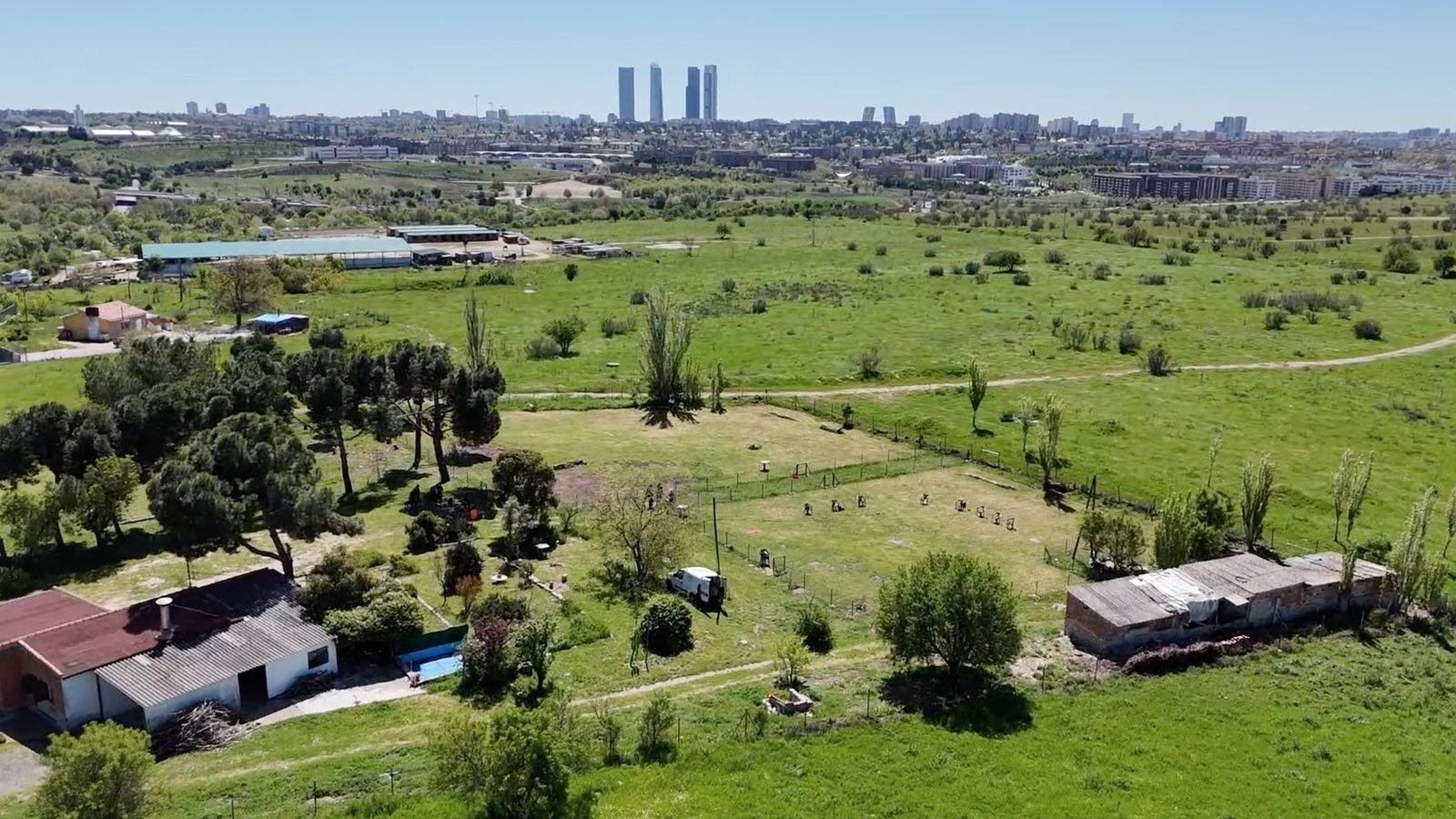 Vista aérea del centro de Kawana en El Pardo, Madrid, con las Cuatro Torres al fondo